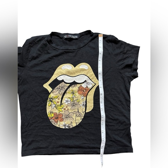 Trendy Black Baby Tee with Floral Graphic - Picture 4 of 4